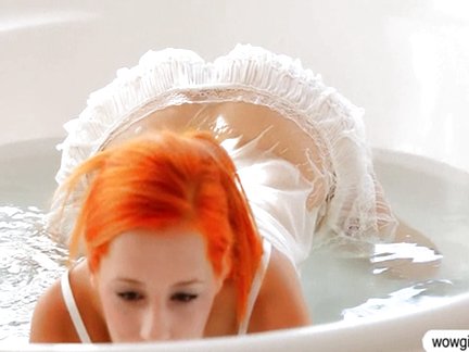 Redhead Ariel pleasuring im Badezimmer